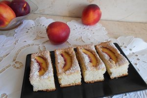 Desert pandispan pufos cu nectarine