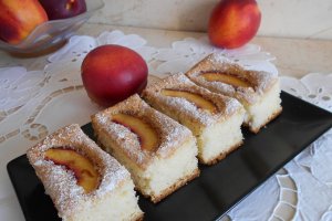 Desert pandispan pufos cu nectarine