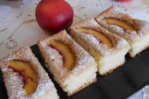 Desert pandispan pufos cu nectarine