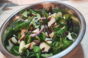 Salata valeriana cu parmezan