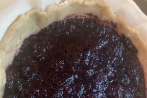 Desert tarta rustica cu gem de fructe de padure