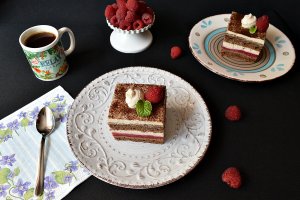 Desert prajitura cu jeleu de zmeura si crema de cafea