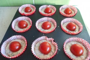 Aperitiv briose, cu sunca si rosii cherry
