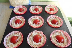Aperitiv briose, cu sunca si rosii cherry