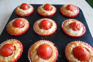 Aperitiv briose, cu sunca si rosii cherry