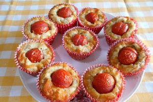 Aperitiv briose, cu sunca si rosii cherry