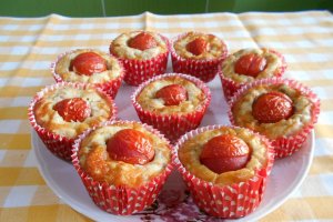 Aperitiv briose, cu sunca si rosii cherry