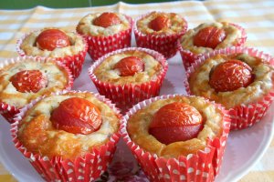 Aperitiv briose, cu sunca si rosii cherry