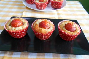 Aperitiv briose, cu sunca si rosii cherry