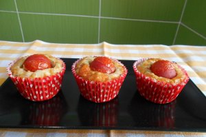Aperitiv briose, cu sunca si rosii cherry