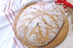 Paine taraneasca, cu iaurt si masline