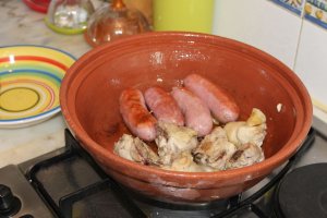 Cassoulet cu fasole, carnati si carne de pui