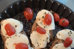 Piept de pui la cuptor cu mozzarella, rosii cherry si busuioc - Pui caprese
