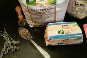Desert biscuiti din faina de alac, parfumati cu lavanda