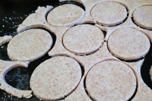 Desert biscuiti din faina de alac, parfumati cu lavanda