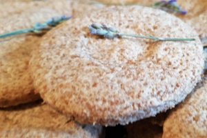 Desert biscuiti din faina de alac, parfumati cu lavanda