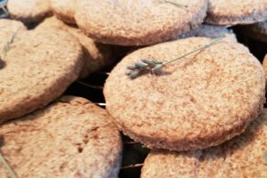 Desert biscuiti din faina de alac, parfumati cu lavanda