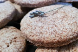 Desert biscuiti din faina de alac, parfumati cu lavanda