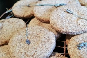Desert biscuiti din faina de alac, parfumati cu lavanda