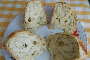 Aperitiv placinta cu branza sarata si marar