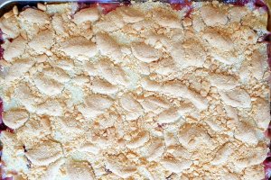 Desert prajitura cu prune, crema de lapte si biscuiti