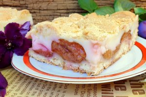 Desert prajitura cu prune, crema de lapte si biscuiti
