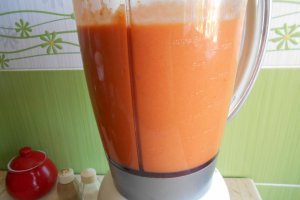 Supa crema de rosii, cu parmezan si crutoane