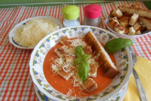 Supa crema de rosii, cu parmezan si crutoane