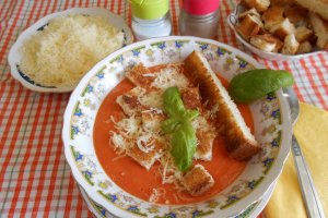 Supa crema de rosii, cu parmezan si crutoane