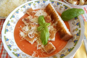 Supa crema de rosii, cu parmezan si crutoane