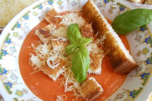 Supa crema de rosii, cu parmezan si crutoane