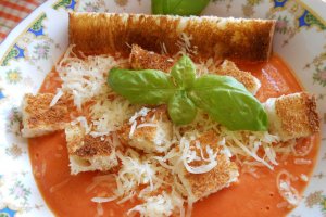Supa crema de rosii, cu parmezan si crutoane
