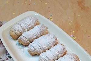 Desert rulouri cu foietaj de casa si crema de lamaie