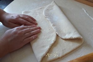 Desert rulouri cu foietaj de casa si crema de lamaie