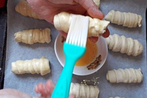 Desert rulouri cu foietaj de casa si crema de lamaie