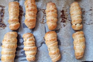 Desert rulouri cu foietaj de casa si crema de lamaie