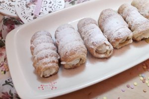 Desert rulouri cu foietaj de casa si crema de lamaie