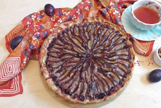Desert tarta cu nuci, alune, prune si struguri