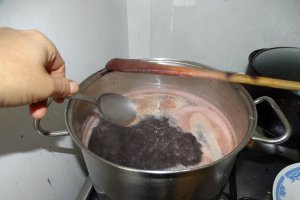 Peltea din piersici rosii si gutui