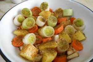Garnitura de legume la punga, cu sos de usturoi