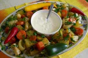 Garnitura de legume la punga, cu sos de usturoi