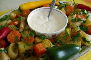 Garnitura de legume la punga, cu sos de usturoi