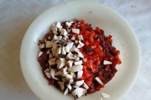 Aperitiv chec din carne, ciuperci si ardei gras
