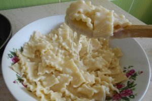 Paste cu spanac si sos de smantana si cascaval