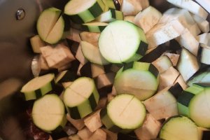 Ghiveci de legume (ratatouille) cu carnat chorizo