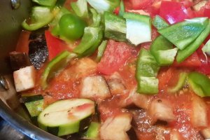 Ghiveci de legume (ratatouille) cu carnat chorizo
