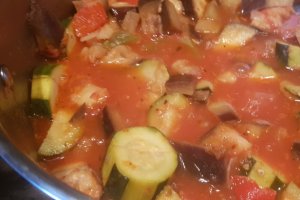 Ghiveci de legume (ratatouille) cu carnat chorizo
