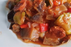 Ghiveci de legume (ratatouille) cu carnat chorizo