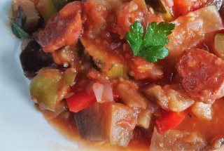 Ghiveci de legume (ratatouille) cu carnat chorizo