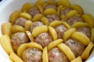 Chiftele din carne de porc, in fagure de cartofi